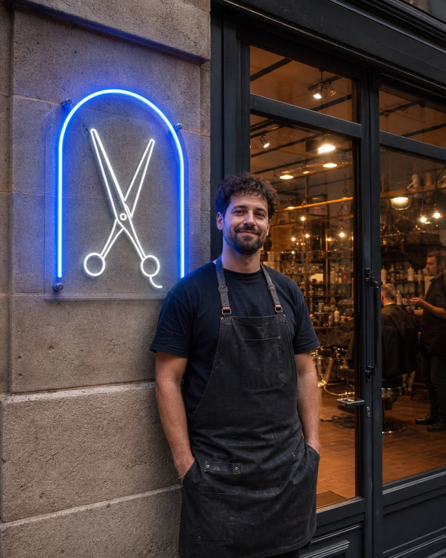 Barbier voor zijn zaak naast het Barber Arc neonconcept