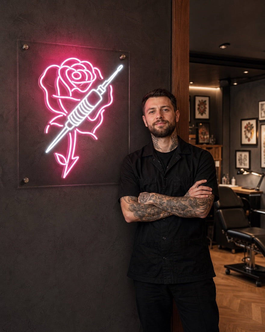 Tatoeëerder in zijn studio naast het Rose and Needle neonconcept
