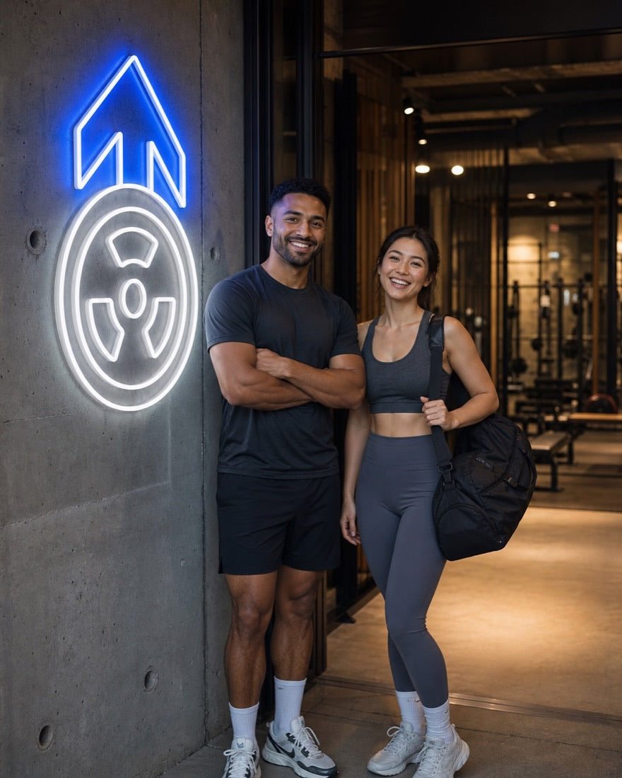 Sporteigenaar en klant naast het Strong Form neonconcept
